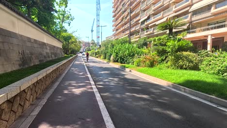 coches y motocicletas en una calle soleada