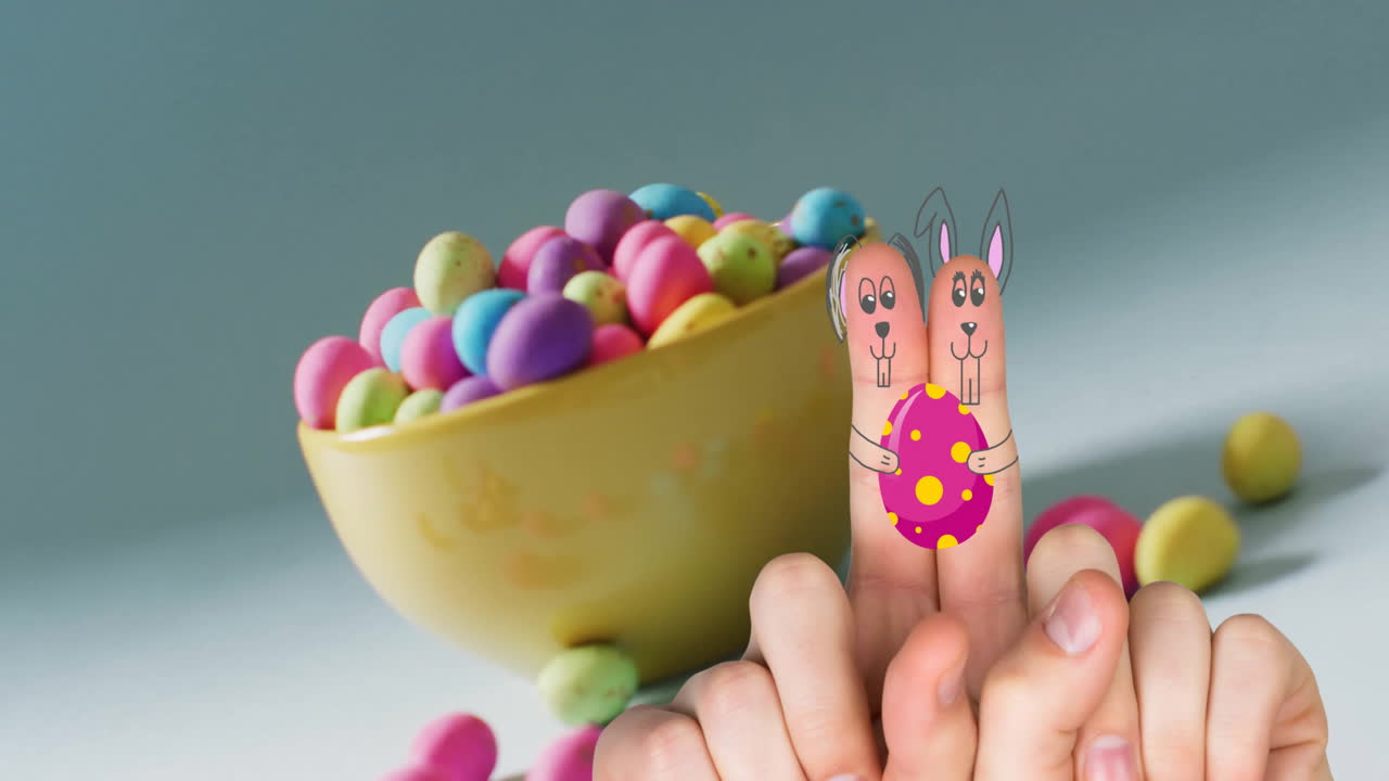 анимация пальцев с лицами пасхального кролика и пасхальными яйцами на синем фоне