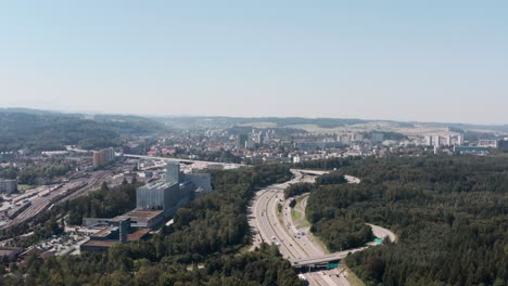 Disparo-De-Un-Dron-Sobre-La-Autopista-Suiza-1-En-Las-Afueras-De-Berna