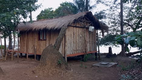 Ein-Bungalow-Auf-Der-Insel-Rubane-Im-Bijagos-Archipel,-Gebaut-Aus-Bambusstäben-Und-Einem-Strohdach,-Mitten-Im-Wald-Und-Ausgestattet-Mit-Klimaanlage