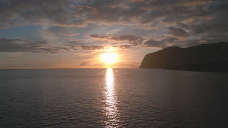 imágenes de drones cinematográficos épicos en 4k desde praia formosa - funchal