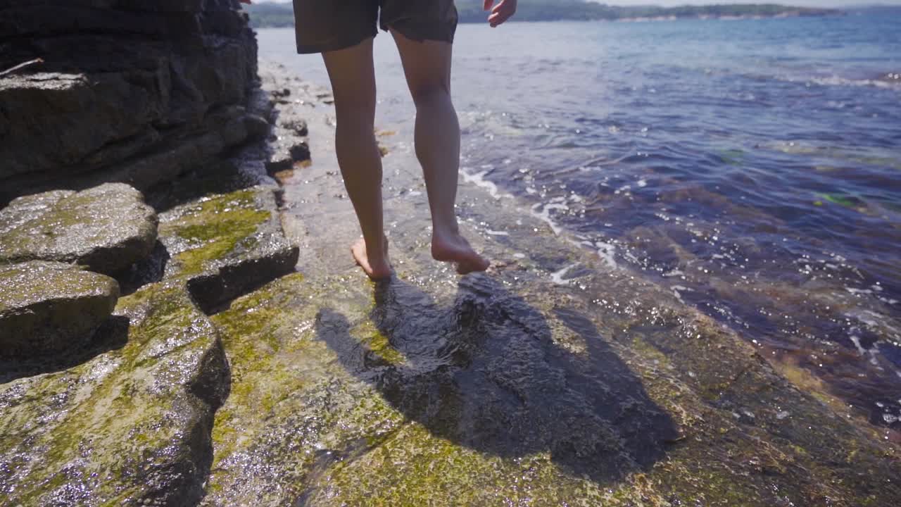 caminando descalzo por el mar.