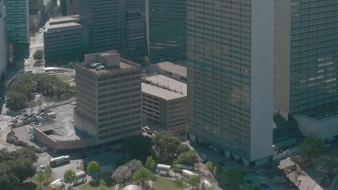 Vista do centro de Dallas de cima, com prédios e ruas visíveis
