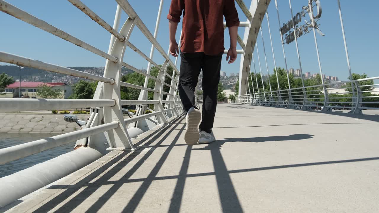 hombre camina sobre el puente