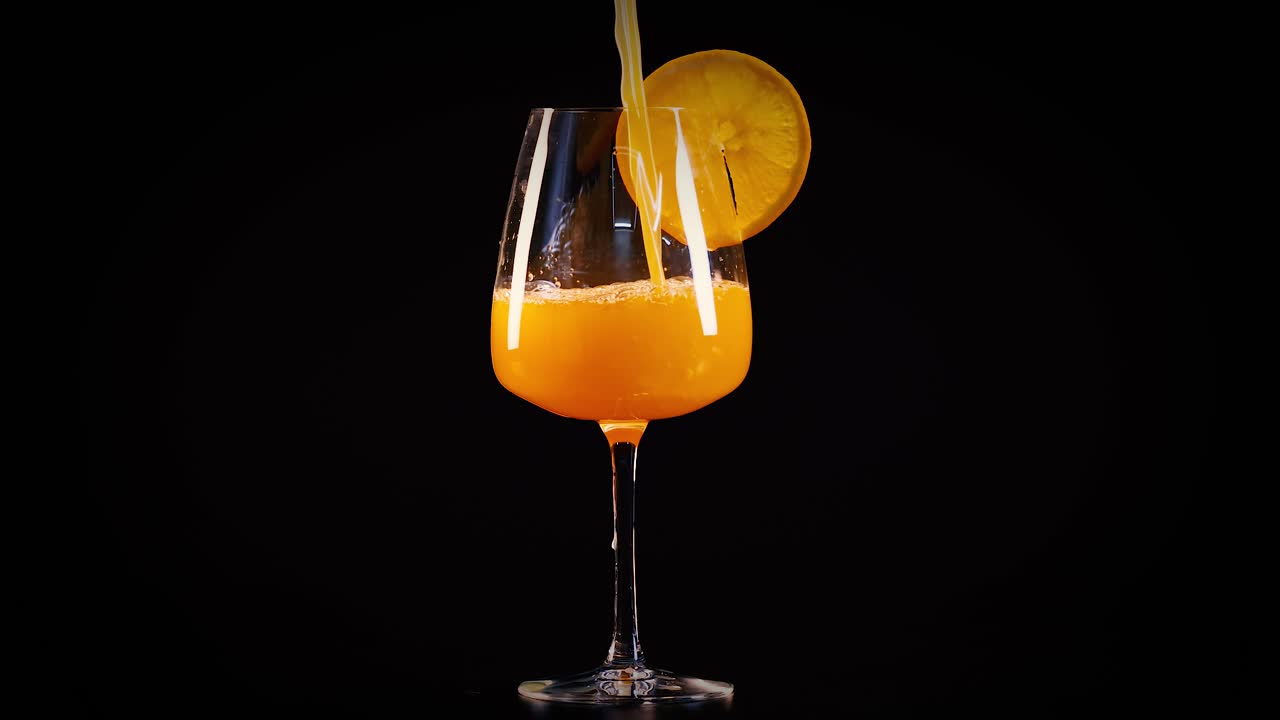 Il succo d'arancia viene versato in un bicchiere