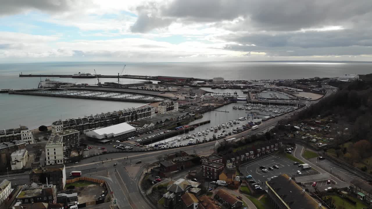영국 켄트에 있는 도버 항구의 스틸 드론 샷