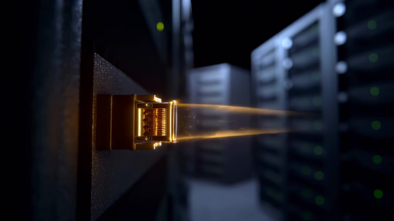 Et nærbillede af et netværksstik monteret på venstre side af et serverrack, med rækker af serverskabe blødt sløret i den mørke baggrund