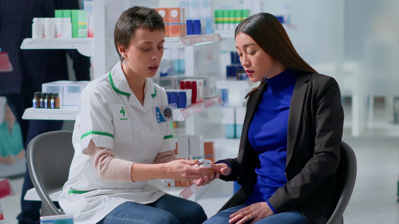 perito que utiliza o oxímetro de pulso