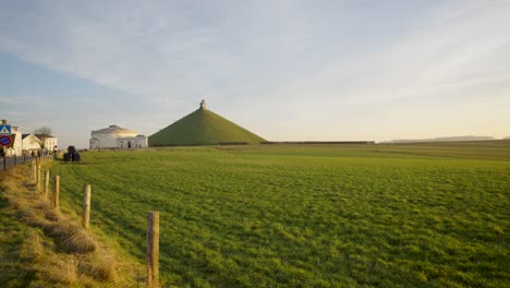 Weitwinkel-Des-Löwenhügels-Um-Ackerland-Und-Neben-Dem-Museum-Of-Waterloo