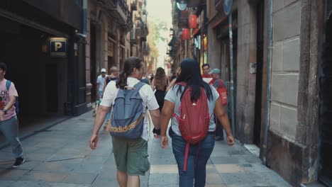 couple walking through a barcelona alleyway