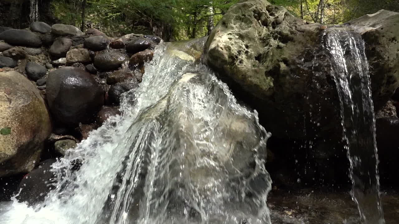 una pequeña cascada en un río
