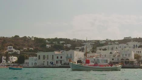 barco pesquero frente a la costa de la pintoresca isla de mykonos.