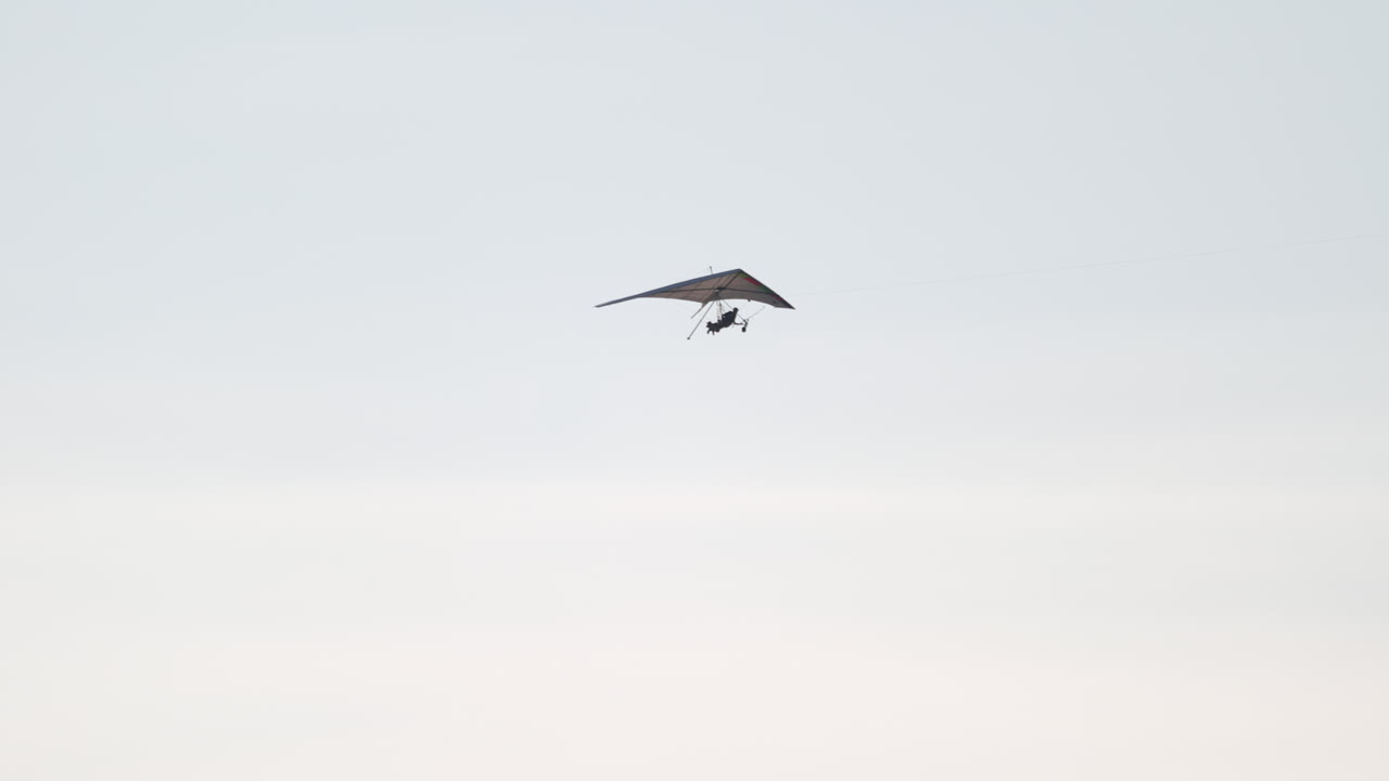 ala delta siendo remolcado por el cielo por un avión