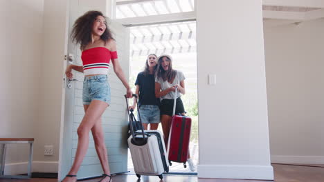 Group-Of-Female-Friends-Arriving-At-Summer-Vacation-Rental