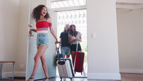 grupo de amigas que llegan al alquiler de vacaciones de verano