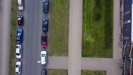 Vista-Aérea-De-Arriba-Hacia-Abajo-De-Los-Autos-Estacionados-A-Lo-Largo-De-Una-Calle-Residencial