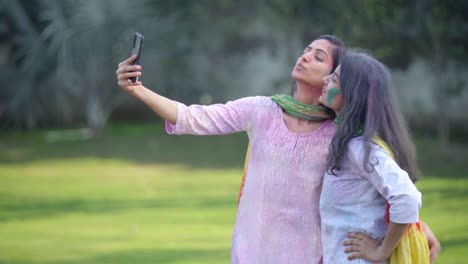 Indische-Mädchen-Machen-Auf-Einem-Holi-Fest-Selfies