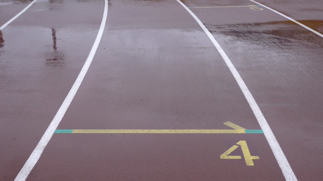 경기장에서의 육상 트랙. 그라운드는 네 번째 활주로를 표시합니다.