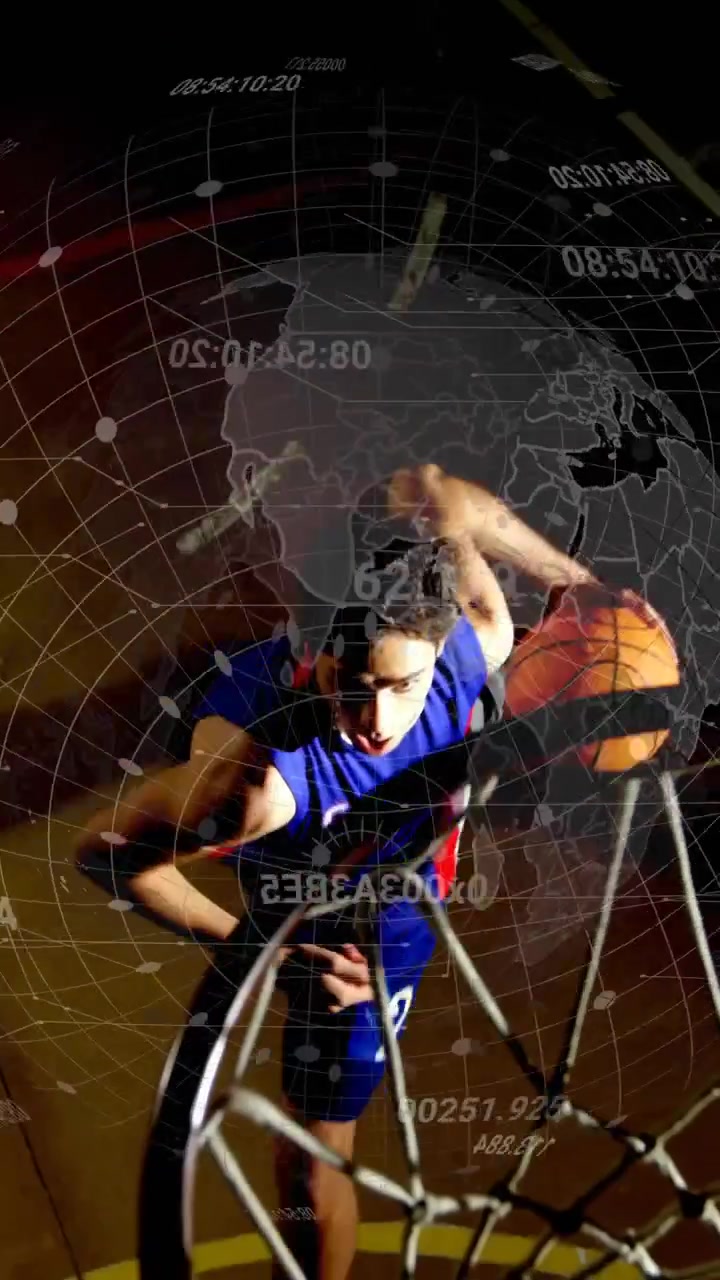 Vídeo vertical: Jogador de basquete driblando para avançar e enterrando para marcar, globo de dados sobre a quadra