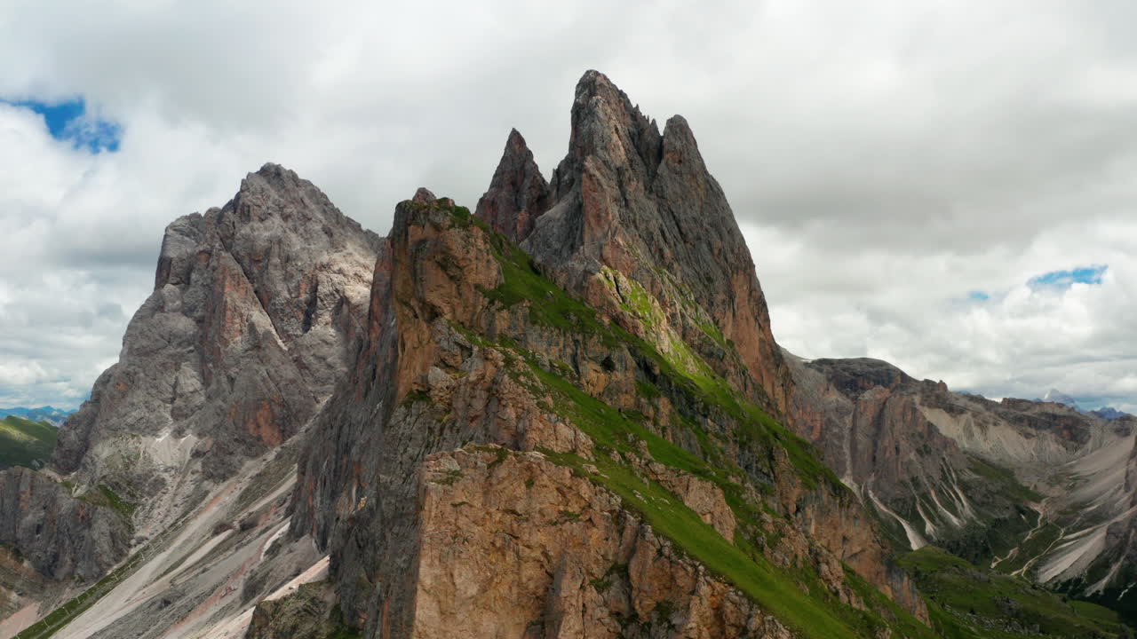 picos en forma de daga de seceda, val gardena dolomitas en italia