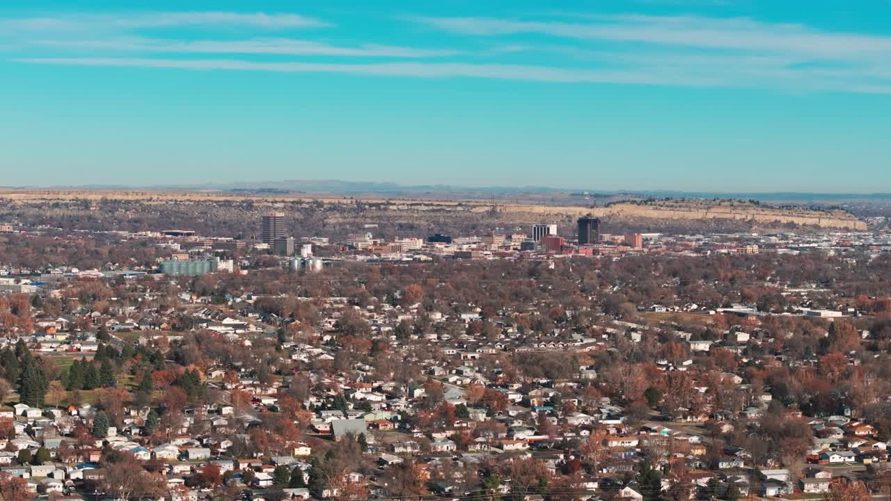 un avión no tripulado sobrevuela el centro de billings montana durante el día.