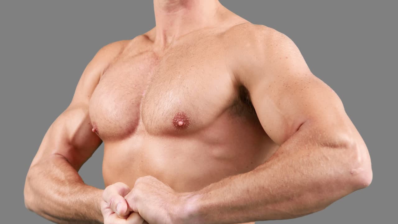 hombre musculoso flexionando sus músculos