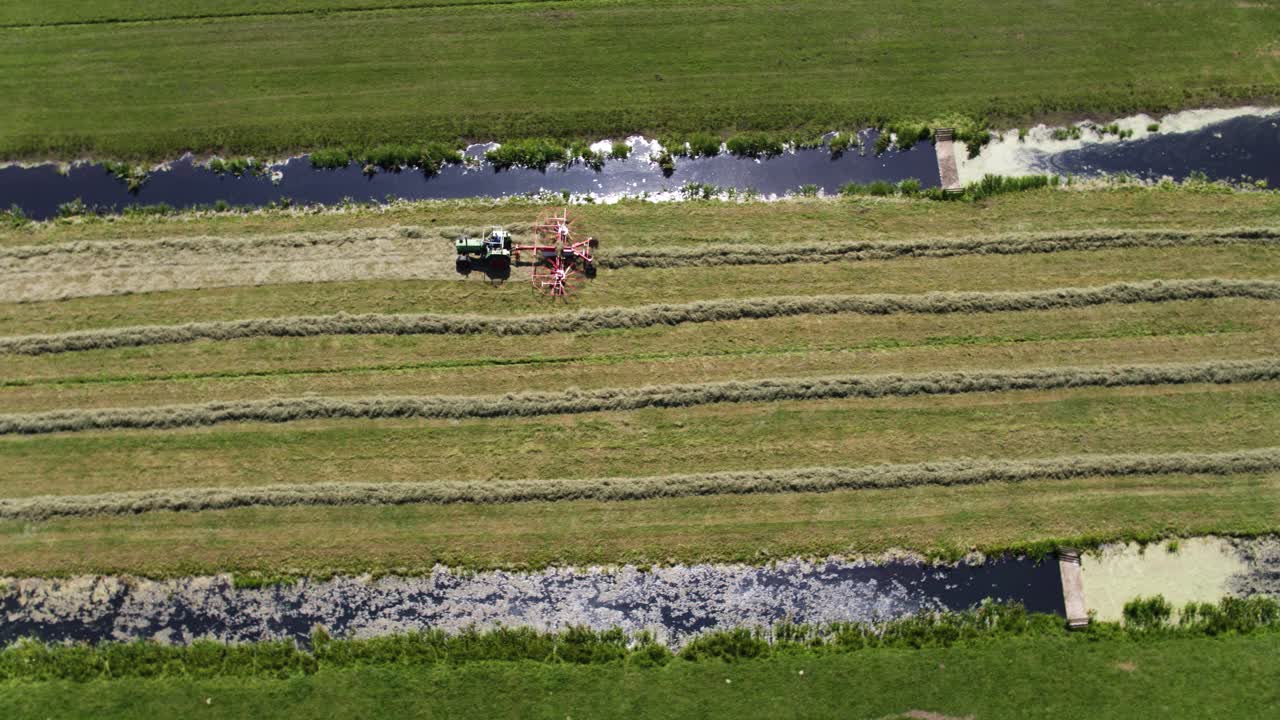네덜란드 의 농지 에서  을 수확 하는 것 의 공중 사진