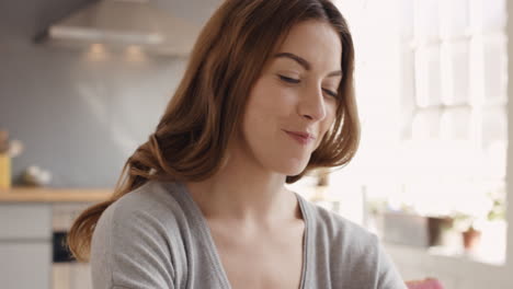 hermosa mujer bebiendo café en casa sonriendo