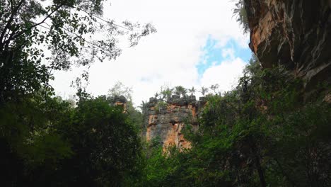 Tiro-Inclinado-Mirando-Hacia-Un-Gran-Acantilado-Que-Se-Avecina-Dentro-De-Una-Selva-Tropical-Independiente-Fuera-De-La-Famosa-Cueva-Lapa-Doce-En-El-Parque-Nacional-Chapada-Diamantina-En-Bahia,-Noreste-De-Brasil