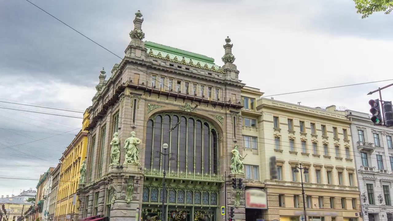 Tráfego na Avenida Nevsky perto da loja Eliseevsky em timelapse hyperlapse - o Teatro de Comédia N. P. Akimova. Céu nublado. SÃO PETERSBURGO, RÚSSIA.