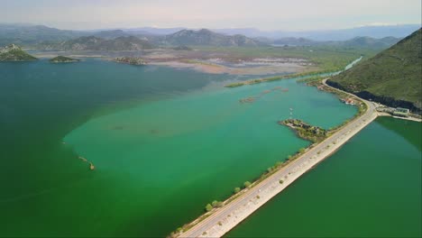 el lago skadar. carretera del mar