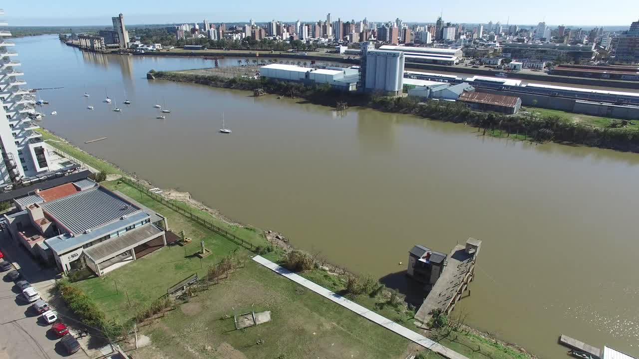 riberas de santa fe y paisaje urbano en el horizonte, argentina
