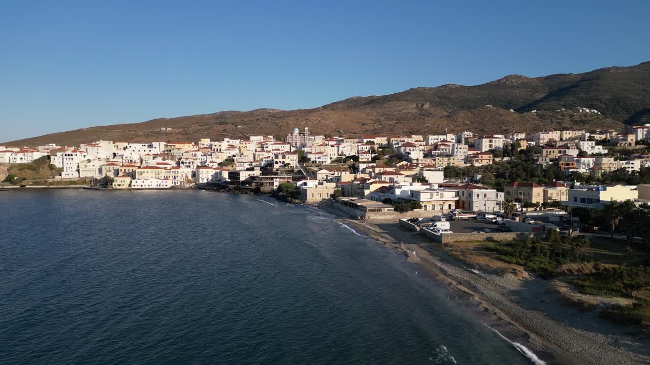 vista aérea de la isla de chora andros en las cícladas, grecia