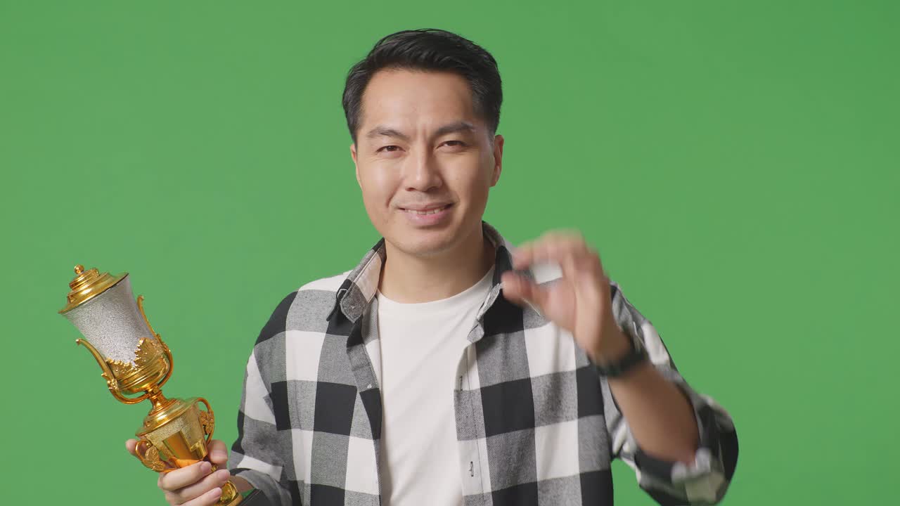 트로피를 들고 축하하는 남자