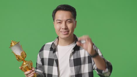 트로피를 들고 축하하는 남자