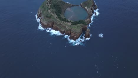 Volando-Sobre-La-Isla-Ilhéu-De-Vila-Franca-Do-Campo-Durante-Un-Día-Nublado-En-Azores,-Aéreo