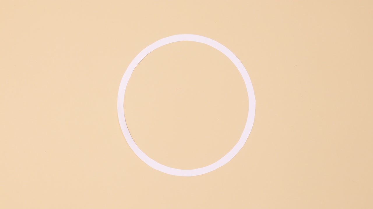 매니큐어 네일 폴리시 병은 베이지 바탕에 복사 공간과 함께 원으로 나타납니다.