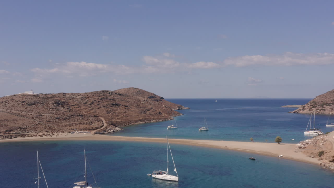 fotografía aérea de yates y catamaranes estacionados en una playa gemela en la isla griega de cycladic de kythnos