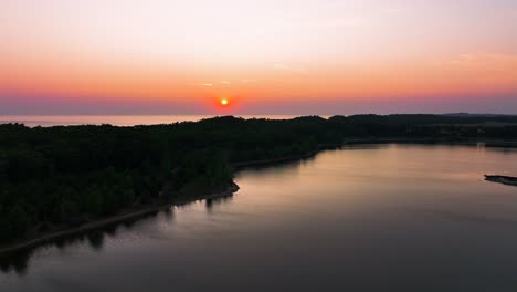 Drone-Elevándose-Sobre-El-Agua-Para-Mostrar-El-Lago-Michigan-En-La-Distancia