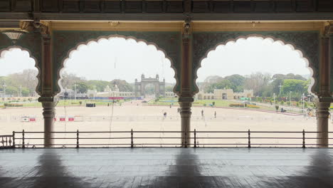 mirando la entrada principal del palacio de mysore desde el interior del palacio
