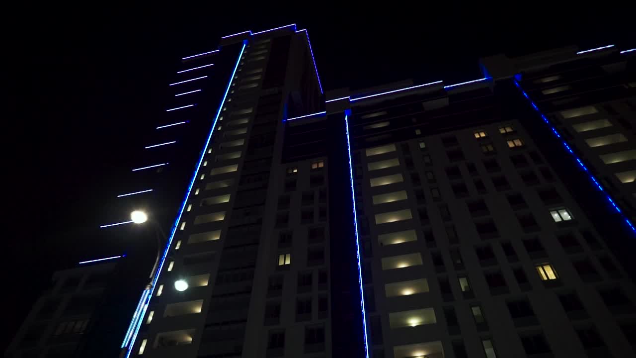 edificio de apartamentos moderno por la noche