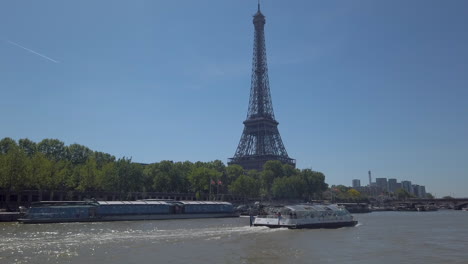 Peniche-Tour-Boat-On-Seine-River-Passing-The-Eiffel-Tower,-Paris,-France