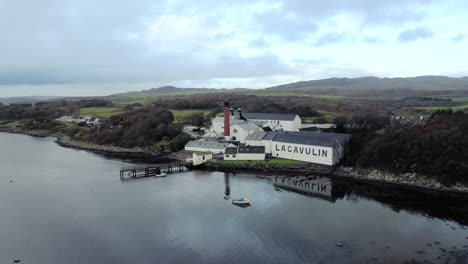 Destilería-De-Whisky-Lagavulin-Aéreo-Desde-La-Bahía