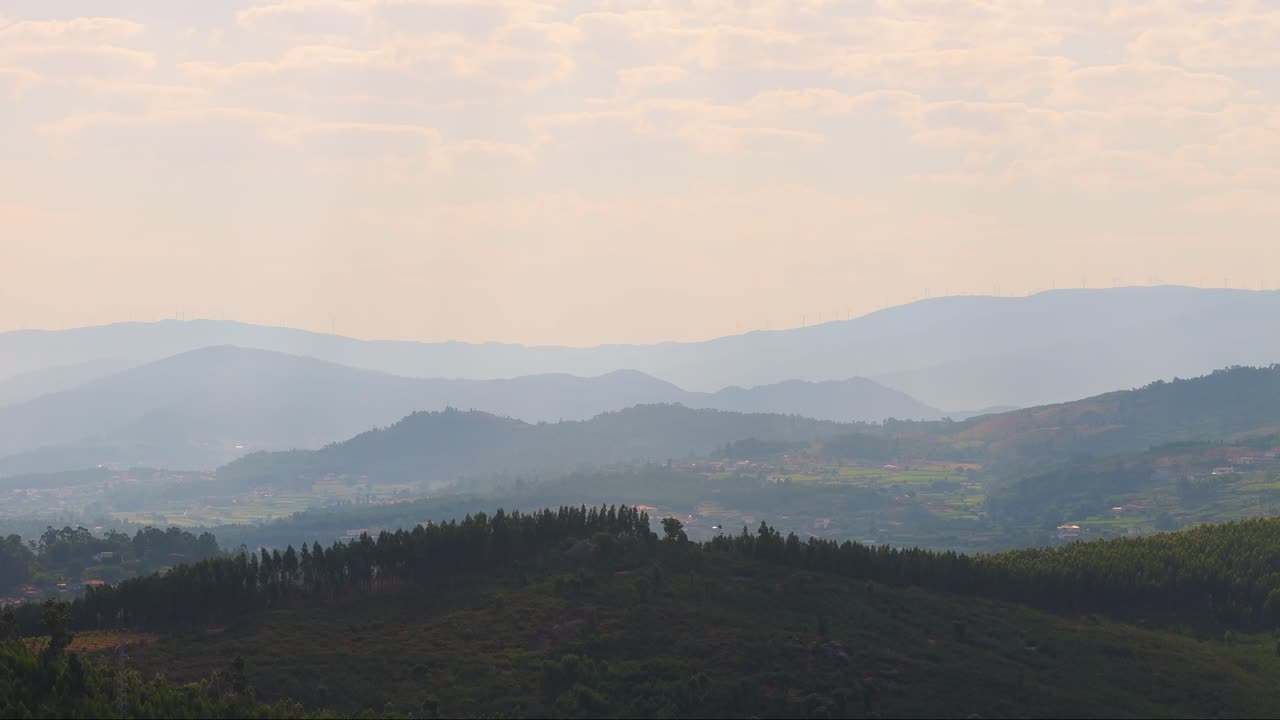 montañas del norte de portugal que muestran un efecto de paralaje con capas superpuestas bajo un cielo nebuloso