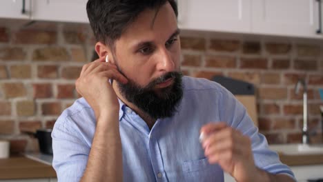 vídeo en primer plano del hombre durante la videoconferencia