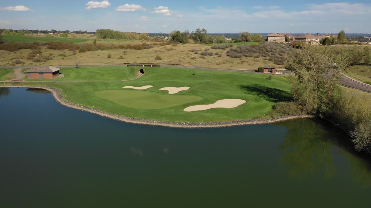 맑은 가을날 금빛 초록 위를 나는 비행