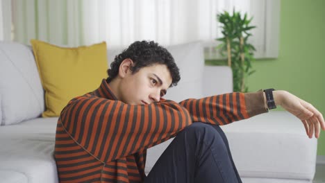 un chico aburrido en casa, un chico infeliz.
