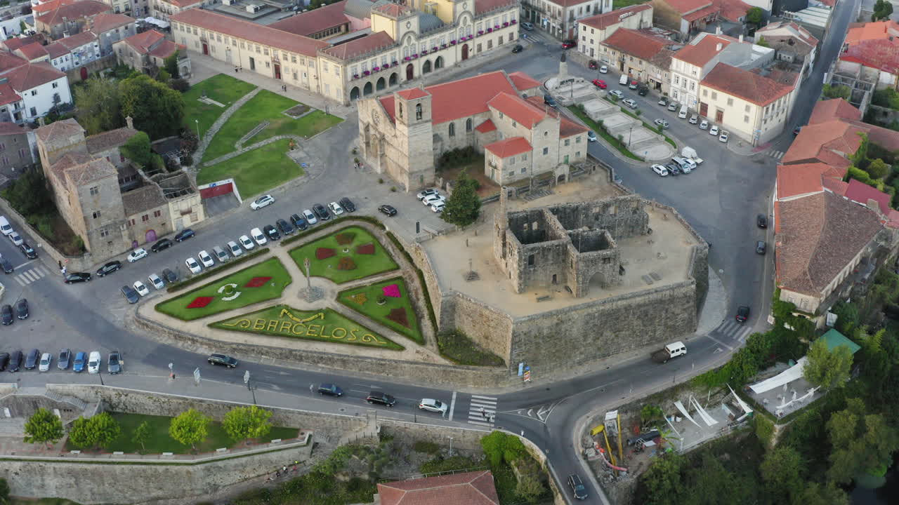 toma aérea del castillo de paço dos condes de barcelos y del centro histórico de la ciudad