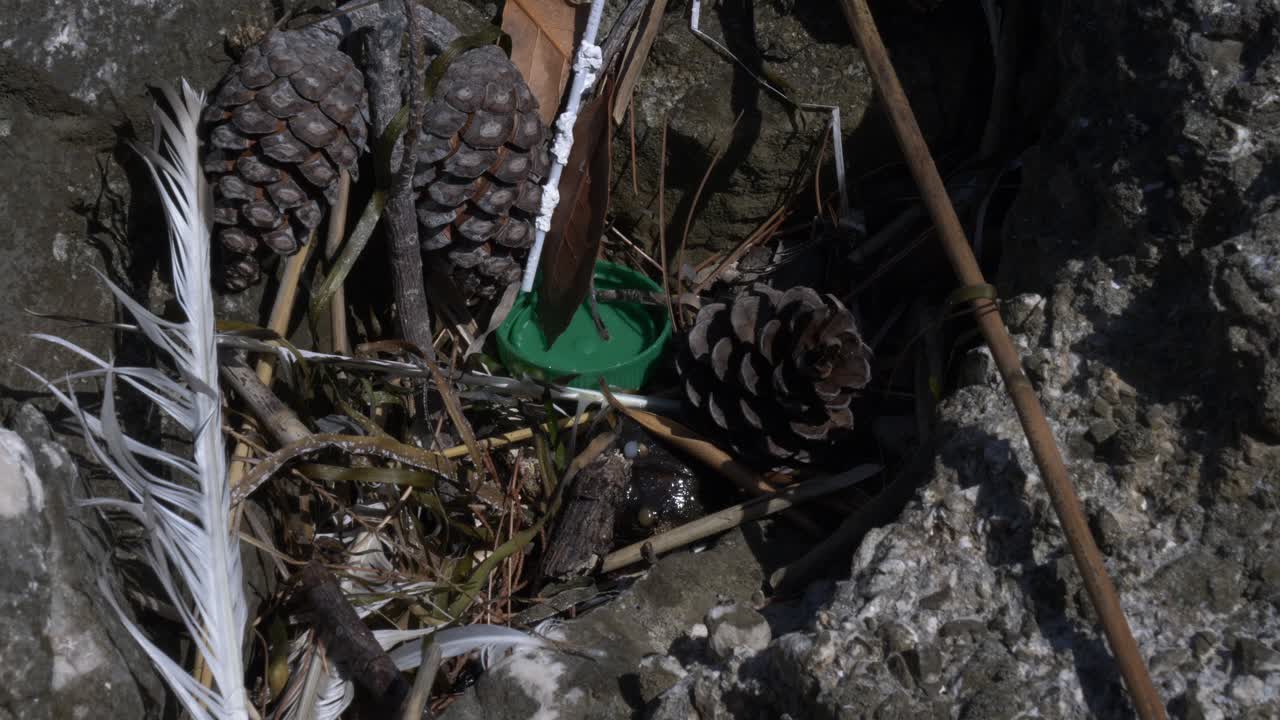 크로아티아의 깊은 바위에 젖은 플라스틱 및 기타 폐기물