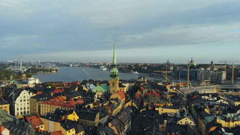 imágenes de drones de gamla stan en estocolmo
